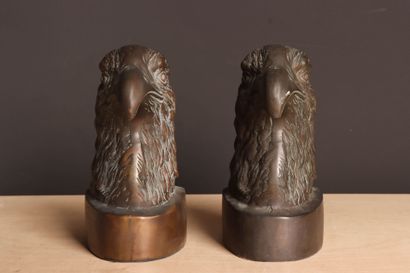 Serre livre Tête d'aigle en bronze. 
H. :21...