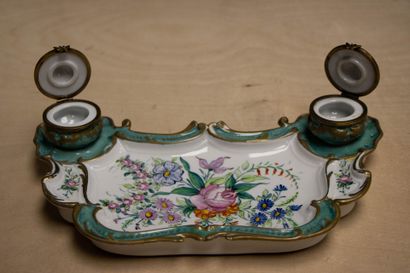 Encrier en porcelaine
7 x 27 x 16 cm.