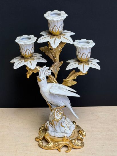 Bougeoir à trois lumières en porcelaine et...