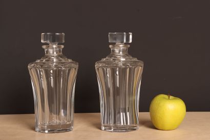 Paire de carafes en verre. 
H. :22 cm. 
éclat...