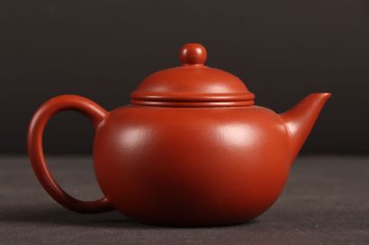 Petite théière en grès de Yixing.
CHINE
H:...