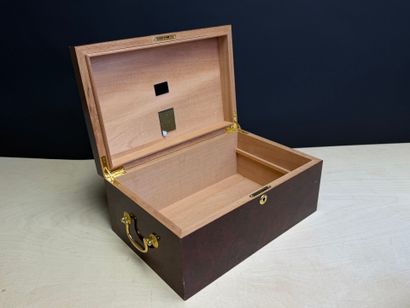 Deux coffrets à cigares en placage de loupe....