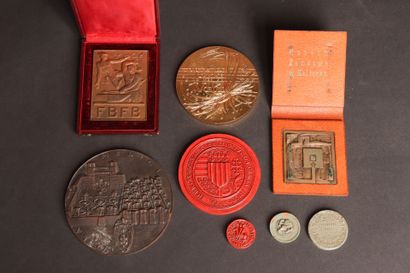 Lot de médailles en bronze et cachets en...