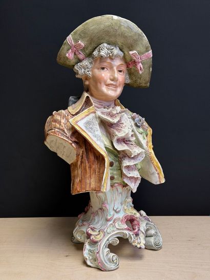 Buste d'élégant en faïence fine polychrome
Vers...