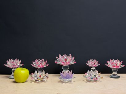 Huit fleurs de lotus en verre taillé. 
H....