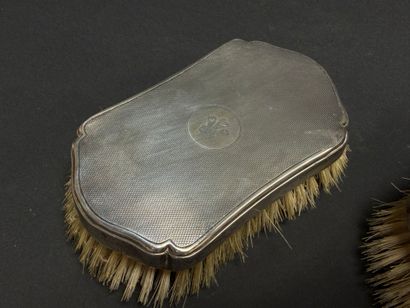 Coffret de deux brosses monture en argent...
