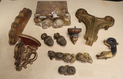 Lot d'éléments de décoration en bois et stuc...