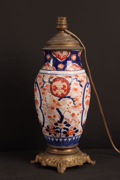 Pied de lampe en porcelaine décor Imari
vers...