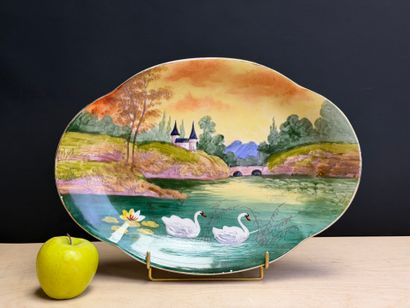 Plat ovale en porcelaine de Limoges à décor...