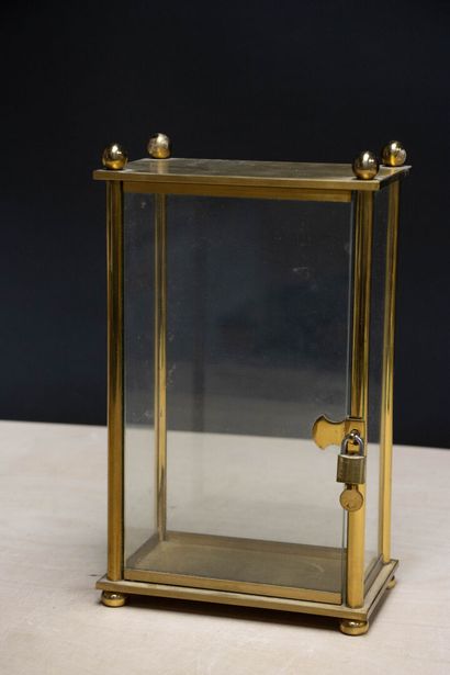 Petite vitrine en verre et laiton. 
34 x...