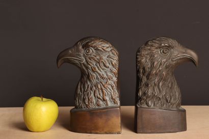 Serre livre Tête d'aigle en bronze. 
H. :21...