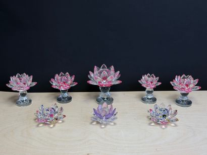 Huit fleurs de lotus en verre taillé. 
H....