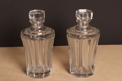 Paire de carafes en verre. 
H. :22 cm. 
éclat...
