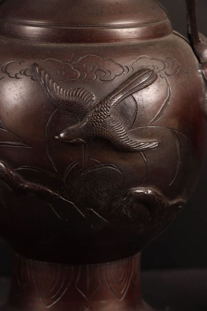 JAPON vers 1900 
Paire de vases en bronze...
