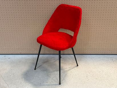 Chaise moumoute rouge. 
H. :79 cm.