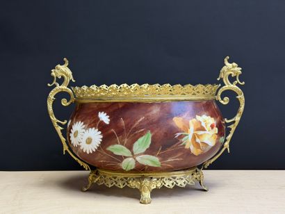 Jardinière en porcelaine monture en régule...