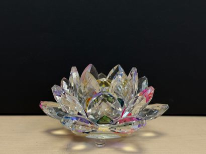 Huit fleurs de lotus en verre taillé. 
H....