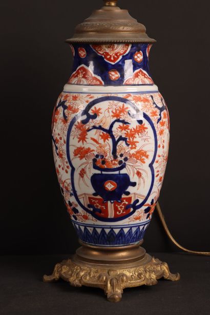 Pied de lampe en porcelaine décor Imari
vers...