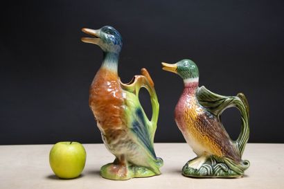 Deux pichets canards en faïence. 
H. :26...