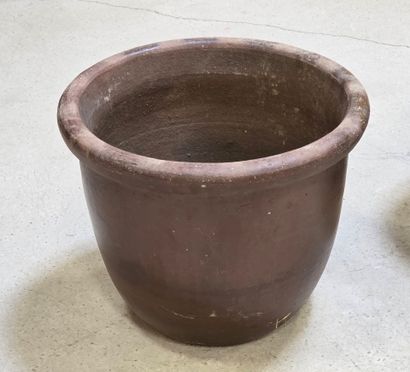 Trois cache-pot en grès brun
H: 45 cm
D:...