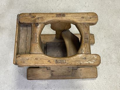 Deux sièges en bois pour enfant,.
Art Populaire...