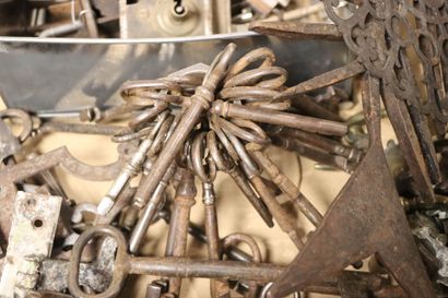 Lot de quincaillerie ancienne et divers:...