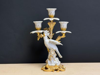 Bougeoir à trois lumières en porcelaine et...