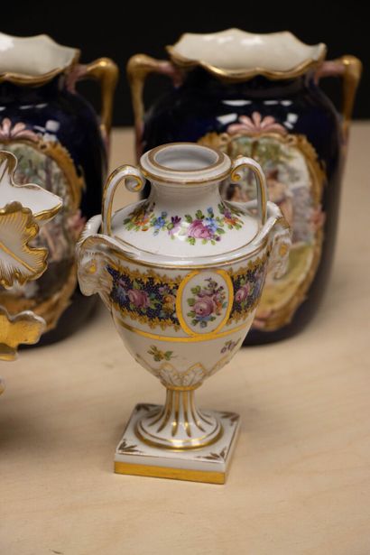 Lot de vases, pots couverts en faïence. 
H....