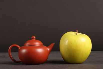 Petite théière en grès de Yixing.
CHINE
H:...