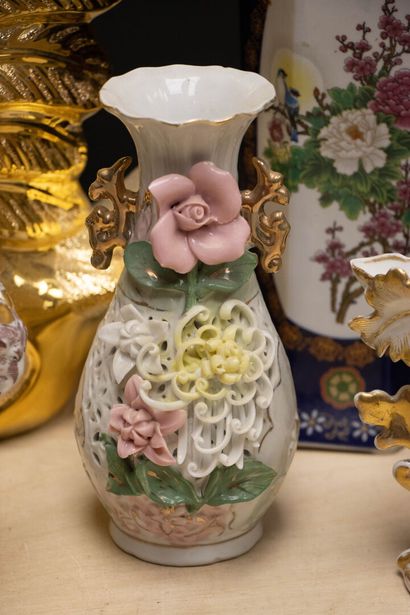 Lot de vases, pots couverts en faïence. 
H....