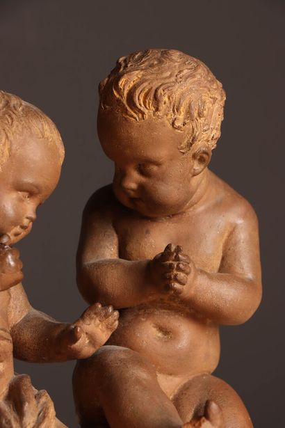 Deu xputti en terre cuite. 
H. :18 cm. 
accident...