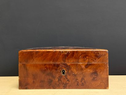 Coffret en placage loupe et marqueterie de...