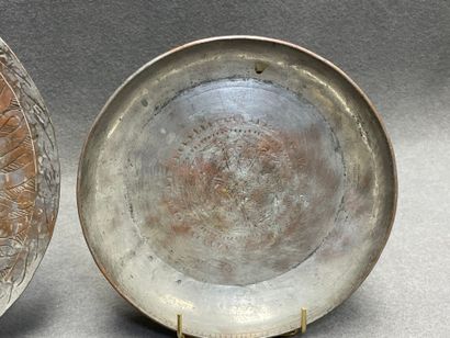 Quatre plats en cuivre 
D. :23 cm, 25 cm,...