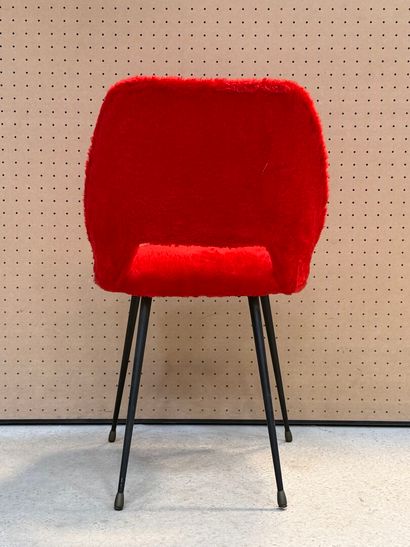 Chaise moumoute rouge. 
H. :79 cm.