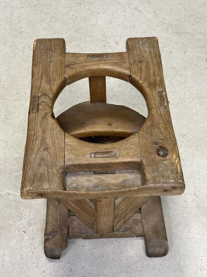 Deux sièges en bois pour enfant,.
Art Populaire...