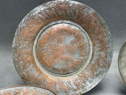 Quatre plats en cuivre 
D. :23 cm, 25 cm,...