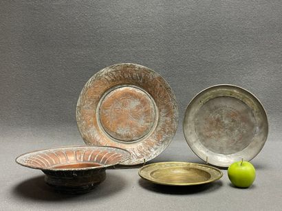 Quatre plats en cuivre 
D. :23 cm, 25 cm,...
