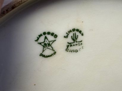 Plat ovale en porcelaine de Limoges à décor...
