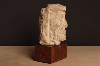 Tête en pierre sur socle bois. 
H. :27 cm....