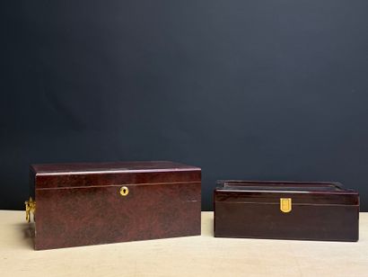 Deux coffrets à cigares en placage de loupe....