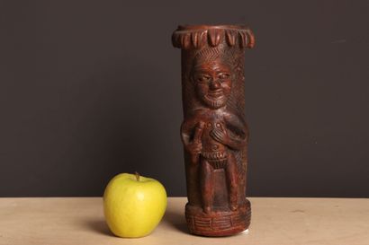 Sujet en terre cuite. 
H. :16 cm. 
accid...