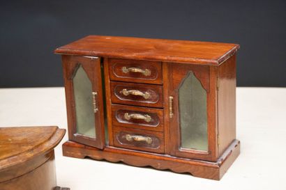 Mobiliers de poupée et coffret à bijoux....