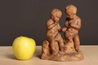 Deu xputti en terre cuite. 
H. :18 cm. 
accident...