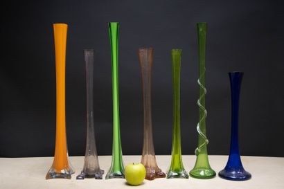 Sept grands vases soliflore de couleur. 
H....