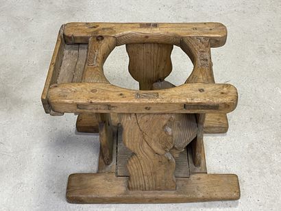Deux sièges en bois pour enfant,.
Art Populaire...