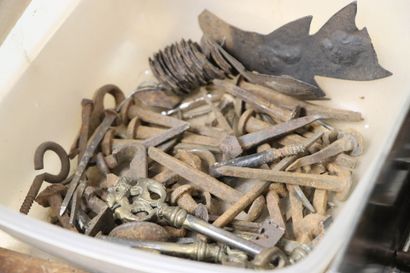 Lot de quincaillerie ancienne et divers:...