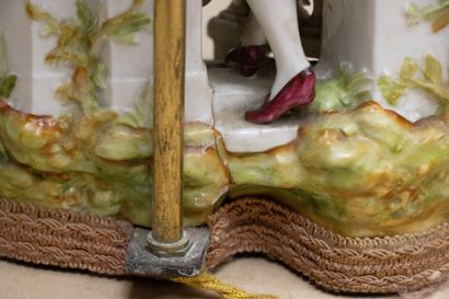 Deux lampes de salons en faïence et en résine.
H....