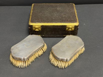 Coffret de deux brosses monture en argent...