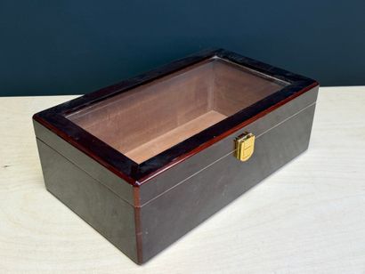 Deux coffrets à cigares en placage de loupe....