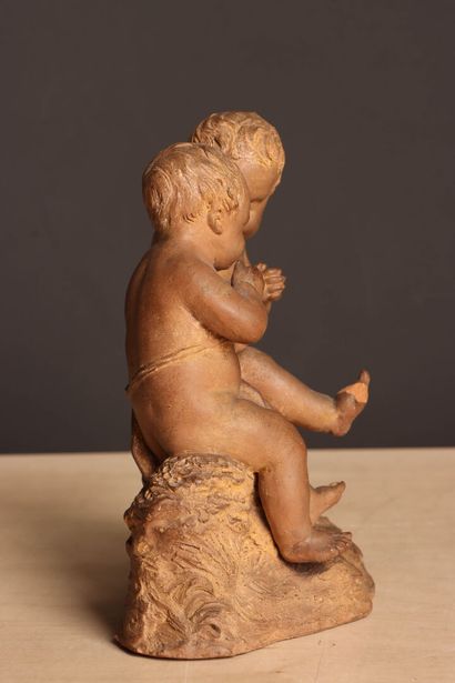 Deu xputti en terre cuite. 
H. :18 cm. 
accident...